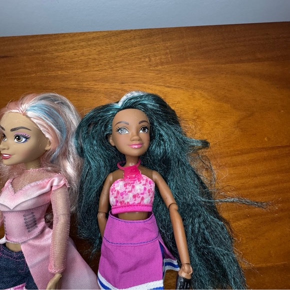 Set of 2 Disney Decedents Dolls Uma and Audrey - Picture 3 of 6